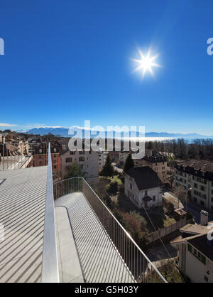 Architektur, helle Terrasse Penthouse, blauer Himmel Stockfoto