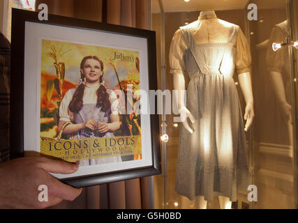Das Kleid, das Judy Garland im Film „Zauberer von Oz“ trug. Das Kleid wird im Stafford Hotel in London ausgestellt, bevor es am 9. Und 10. November in Beverly Hills bei der Icons and Idols-Veranstaltung versteigert wird. Stockfoto