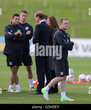 Der englische Wayne Rooney (rechts) als Duke und Duchess of Cambridge treffen die englischen Spieler nach dem Training im St. George's Park, Burton on Trent. Stockfoto