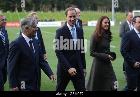 Der Herzog und die Herzogin von Cambridge werden während der offiziellen Eröffnung des National Football Centre der Football Association im St. George's Park in Burton-upon-Trent vom Vorsitzenden des Verbands David Bernstein (links) eine Tour durch den St. George's Park erhalten. Stockfoto