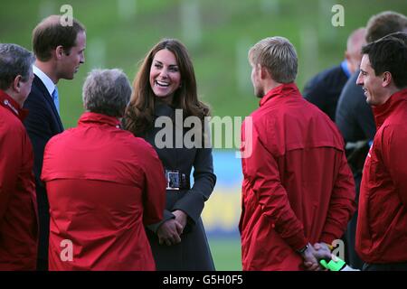 Der Duke und die Herzogin von Cambridge treffen die englischen Trainerstab nach der Trainingseinheit während der offiziellen Eröffnung des National Football Centre der Football Association im St. George's Park in Burton-upon-Trent. Stockfoto