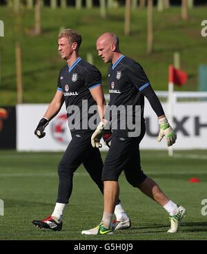 Die englischen Torhüter Joe Hart (links) und John Ruddy (rechts) während des Trainings im St. George's Park, Burton on Trent. Stockfoto