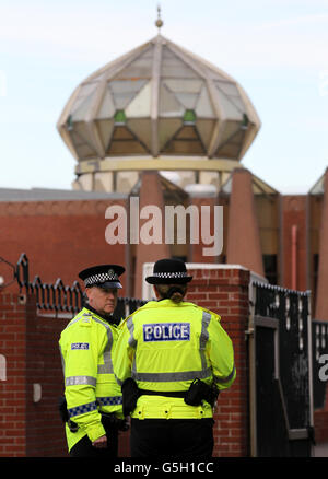 Die Polizei steht nach der Beerdigung von Fazal Ahmad vor den Toren der Glasgow Central Mosque, als Hunderte von Trauernden zur Beerdigung des „fleißigen und hilfsbereiten“ Mannes zusammenkamen, der im ersten Fall des hämorrhagischen Krimfiebers (CCHF) im Vereinigten Königreich starb. Stockfoto