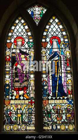 Großbritannien, England Northumberland, Beadnell, St Ebba Kirche, Glasfenster zu Heiligen Ebba und Oswald Stockfoto