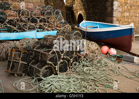 Großbritannien, England Northumberland, Beadnell, Hafen, Hummer Töpfe und Boot am Kalköfen verwendet, um Heringe zu rauchen Stockfoto