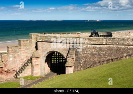 UK, England Northumberland, Bamburgh Castle, Farne Islands von den Zinnen Stockfoto