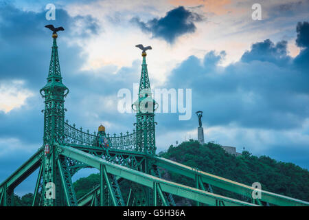 Liberty Bridge Budapest, Detail der Szabadság Bridge in der Dämmerung mit Gellért-hegy Hügel im Hintergrund, Ungarn. Stockfoto