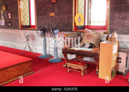 Zwei Katzen schlafen in dem Wat Norarat in Bangkok (Thailand). Stockfoto