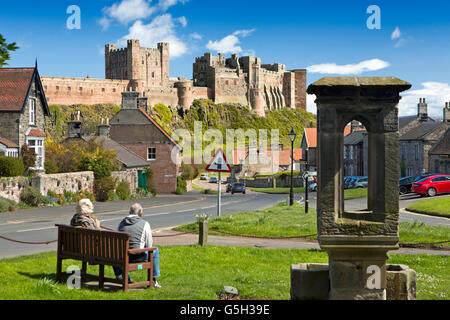 Numd044UK, England Northumberland, Bamburgh Castle aus dem Dorfplatz Stockfoto