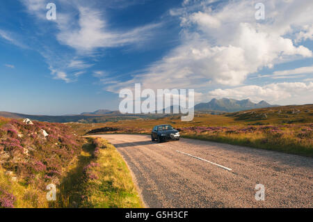 Straße in der Nähe von Kyle of Tongue - diese Straße ist Teil der nördlichen Küste 500 Route. Stockfoto