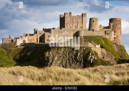 UK, England Northumberland, Bamburgh Castle, vom Strand Wynding entfernt, am späten Nachmittag Stockfoto