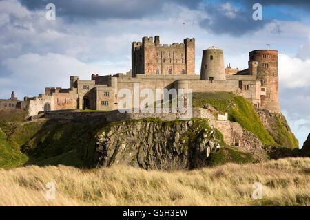UK, England Northumberland, Bamburgh Castle, vom Strand Wynding entfernt, am späten Nachmittag Stockfoto