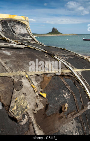 Großbritannien, England Northumberland, heilige Insel, Hafen, umgedrehten Barcaccia konvertiert in Schuppen und Lindisfarne Schloss Stockfoto