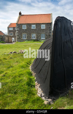 Großbritannien, England Northumberland, heilige Insel, Hafen von Lindisfarne, umgedrehten Barcaccia in Schuppen und Hering Haus umgewandelt Stockfoto