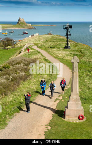 UK, England Northumberland, Holy Island, Besucher auf Lindisfarne Kriegerdenkmal und Schloss vom Aussichtsturm Stockfoto