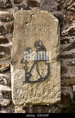 Großbritannien, England Northumberland, heilige Insel Lindisfarne Castle, ummauerten Garten Gertrude Jekyll-Gedenkstein Stockfoto