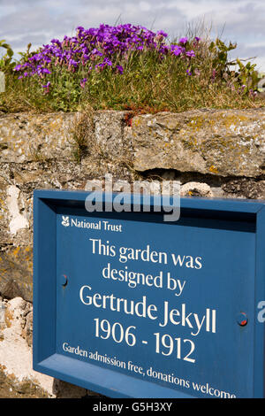 UK, England Northumberland, heilige Insel Lindisfarne Castle, ummauerten Garten, Gertrude Jekyll Zeichen Stockfoto