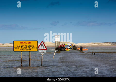 Großbritannien, England Northumberland, Holy Island, Notdienste, die Teilnahme an Besucher auf Damm fest Stockfoto