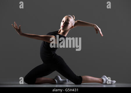 Schöne coole junge passen Turnerin Athlet Frau in Sportbekleidung Kunst Turnen, stehend im Backbend akrobatische Übung Stockfoto