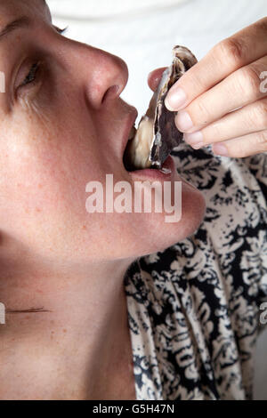 Frau frisch Walvis Bay in Namibia Austern essen Stockfoto