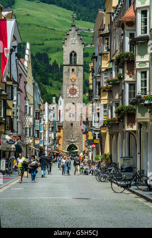 Blick auf die Altstadt mit mittelalterlichen Turm Zwolferturm, Sterzing - Sterzing, Südtirol, Italien Stockfoto