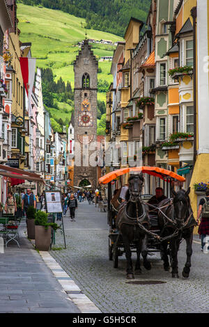 Blick auf die Altstadt mit mittelalterlichen Turm Zwolferturm, Sterzing - Sterzing, Südtirol, Italien Stockfoto