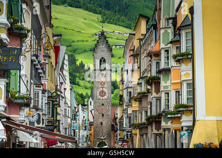 Blick auf die Altstadt mit mittelalterlichen Turm Zwolferturm, Sterzing - Sterzing, Südtirol, Italien Stockfoto