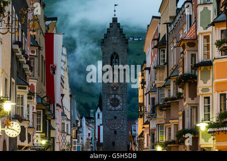 Nachtansicht der Altstadt mit mittelalterlichen Turm Zwolferturm, Sterzing - Sterzing, Südtirol, Italien Stockfoto