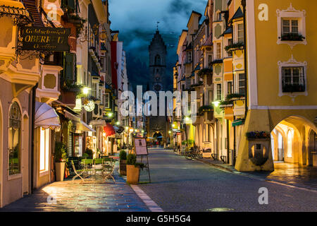 Nachtansicht der Altstadt mit mittelalterlichen Turm Zwolferturm, Sterzing - Sterzing, Südtirol, Italien Stockfoto