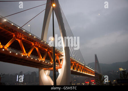 Nachtansicht von Chongqing Brücke von Kreuzfahrtschiff, mit beleuchteten Brücke über den Jangtse-Fluss, der Volksrepublik China Stockfoto