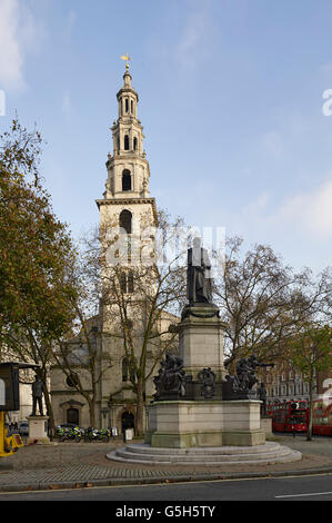 Kirche St. Clement Danes, Strand, London. Kirche von Christopher Wren, mit Turm von James Gibbs. Stockfoto