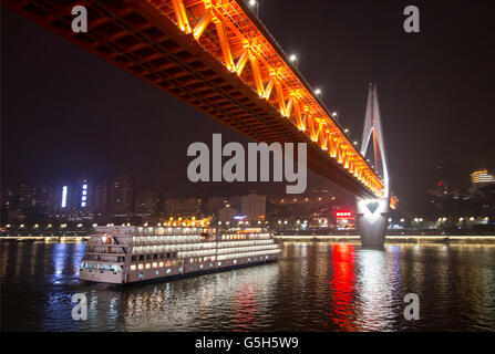 Nachtansicht von Chongqing Brücke von Kreuzfahrtschiff, mit beleuchteten Brücke über den Jangtse-Fluss, der Volksrepublik China Stockfoto