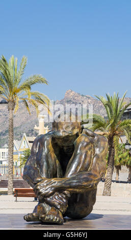 El Zulo - eine öffentliche Skulptur in Cartagena-Murcia-Spanien von Victor Ochoa, es ist eine Hommage an die Opfer des Terrorismus. Stockfoto