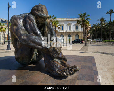 El Zulo - eine öffentliche Skulptur in Cartagena-Murcia-Spanien von Victor Ochoa, es ist eine Hommage an die Opfer des Terrorismus. Stockfoto