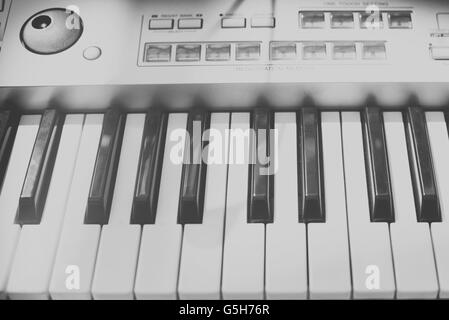 Jahrgangs-Musik-Keyboard Detail der schwarzen und weißen Tasten auf Stockfoto