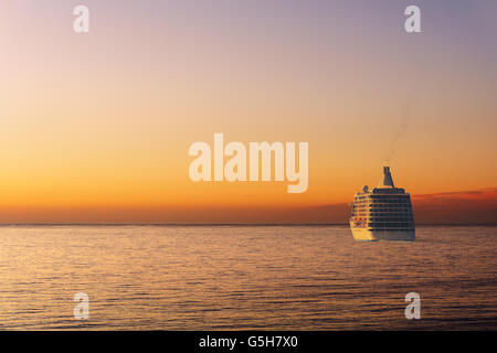 Kreuzfahrt auf dem Meer bei Sonnenuntergang Stockfoto