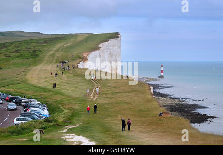 Menschen auf den South Downs Way-Wanderweg in der Nähe von Beachy Head. Eastbourne, Sussex, England. Stockfoto