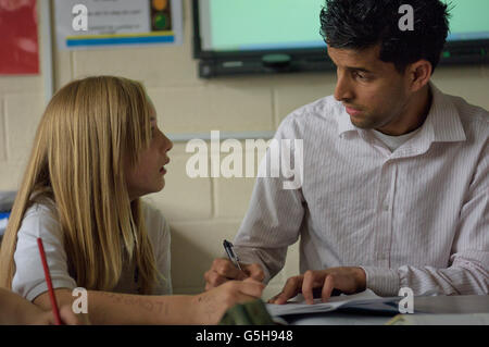 Gymnasiallehrer, einen Schüler zu helfen. England. UK Stockfoto