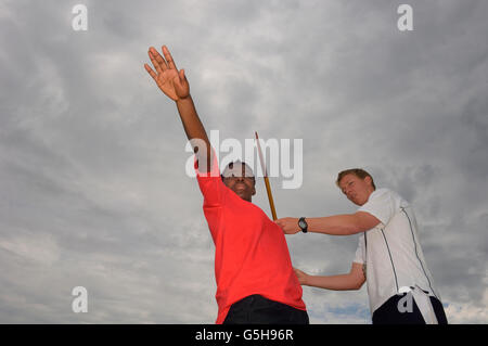 Sportlehrer angewiesen eine Schülerin mit dem Speer. England. UK Stockfoto