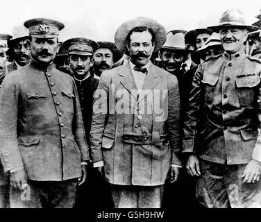 Villa, Francisco 'Pancho', 5.6.1878 - 20.7.1923, mexikanischer Revolutionär, Gruppenbild, mit mexikanischen Offizieren und US-General John Pershing (rechts), Stockfoto