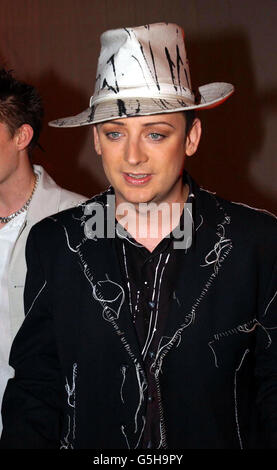 Boy George kommt für die Muzik Magazine Dance Awards 2001 in den Arches in East London an. Stockfoto