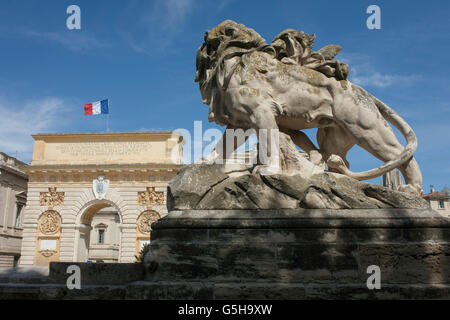 Stein Löwe Skulptur und dem Arc de Triomphe in Montpellier, Südfrankreich. Stockfoto