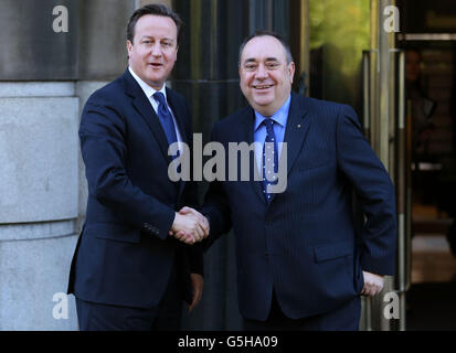 Premierminister David Cameron schüttelt sich die Hände mit Schottlands erstem Minister Alex Salmond im St. Andrews House in Edinburgh, wo er voraussichtlich einen Deal unterzeichnen wird, der Holyrood die Macht verleiht, ein historisches Referendum über die Unabhängigkeit abzuhalten. Stockfoto