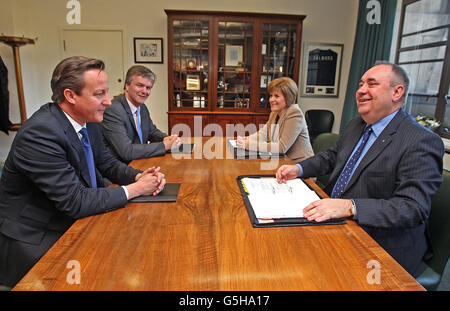 Premierminister David Cameron (links) trifft sich mit Schottlands erstem Minister Alex Salmond (rechts), beobachtet von dem schottischen Sekretär Michael Moore (zweite links) und der stellvertretenden Ersten Ministerin Nicola Sturgeon bei einem Treffen im St. Andrews House in Edinburgh. Stockfoto