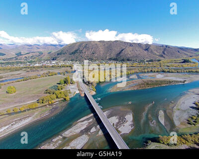 New Kurow Brücke über Waitaki River, Kurow, Waitaki Valley, North Otago, Südinsel, Neuseeland - drone Antenne Stockfoto