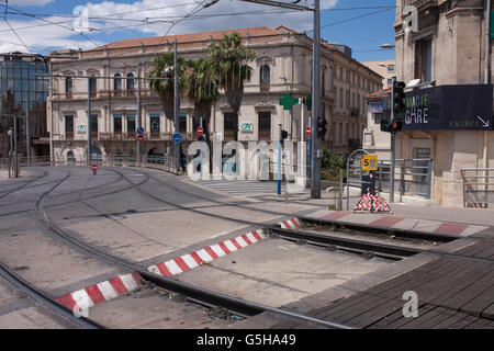 Kreuzung der Schienen und Straßen auf hohe Überführung von L1 und L3 Straßenbahnlinien am Gare Saint-Roch in Montpellier, Frankreich. Stockfoto