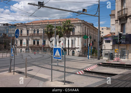 Kreuzung der Schienen und Straßen auf hohe Überführung von L1 und L3 Straßenbahnlinien am Gare Saint-Roch in Montpellier, Frankreich. Stockfoto