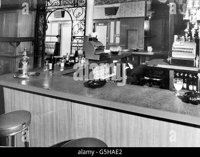 Blick auf den Thekenbereich, der durch die Lounge im öffentlichen Haus der Blinden Bettler in Whitechapel blickt, wo George Cornell getötet wurde. Ronald Kray und John Barrie wurden wegen des Mordes verurteilt und zu lebenslanger Haft verurteilt, Reginald Kray wegen Beihilfe. * ..... nach der Tat und zu 10 Jahren Gefängnis verurteilt. Eines von vielen Dokumenten und Akten, die im Public Records Office in Kew im Südwesten Londons veröffentlicht wurden. Stockfoto