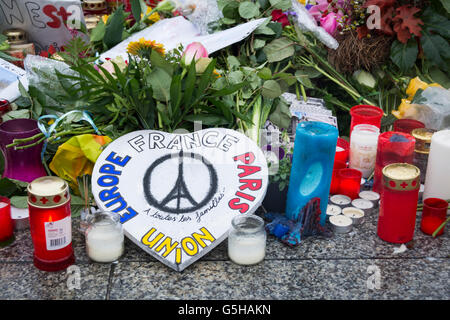 Ehrungen sind außerhalb der französischen Botschaft in Berlin, Deutschland nach den Terroranschlägen in Paris verlegt. Stockfoto