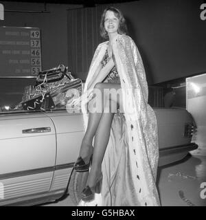 Die 20-jährige niederländische Schauspielerin und Model Sylvia Kristel, die heute Abend zur Miss TV Europe 1973 gekrönt wurde, sitzt nach ihrer Wahl in den Elstree Studios von ATV auf einem ihrer Preise - einem Mercedes 350SL Sportwagen. Stockfoto